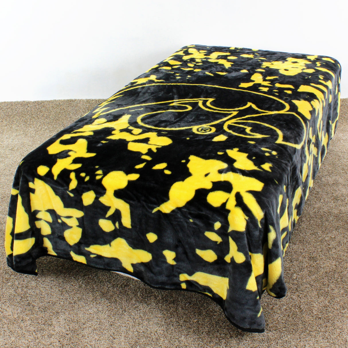 Iowa Hawkeyes Plush Throw Blanket, Bedspread, 86" x 63"