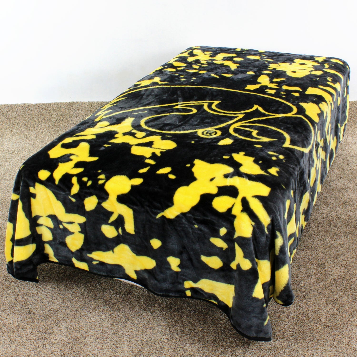 Iowa Hawkeyes Plush Throw Blanket, Bedspread, 86" x 63"