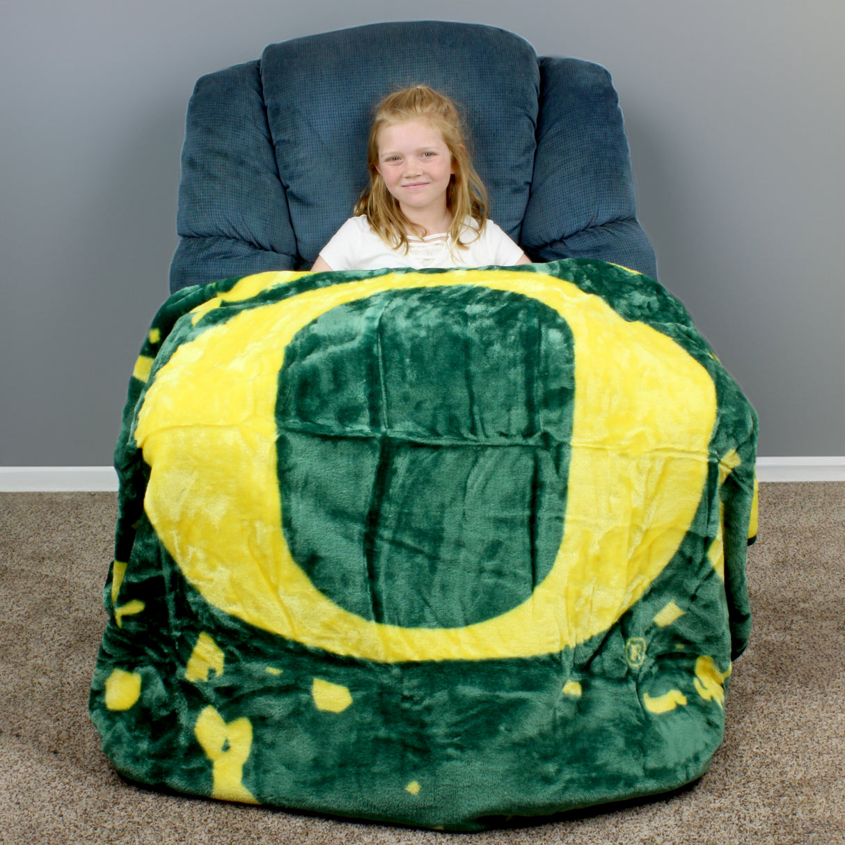 Oregon Ducks Plush Throw Blanket, Bedspread, 86" x 63"