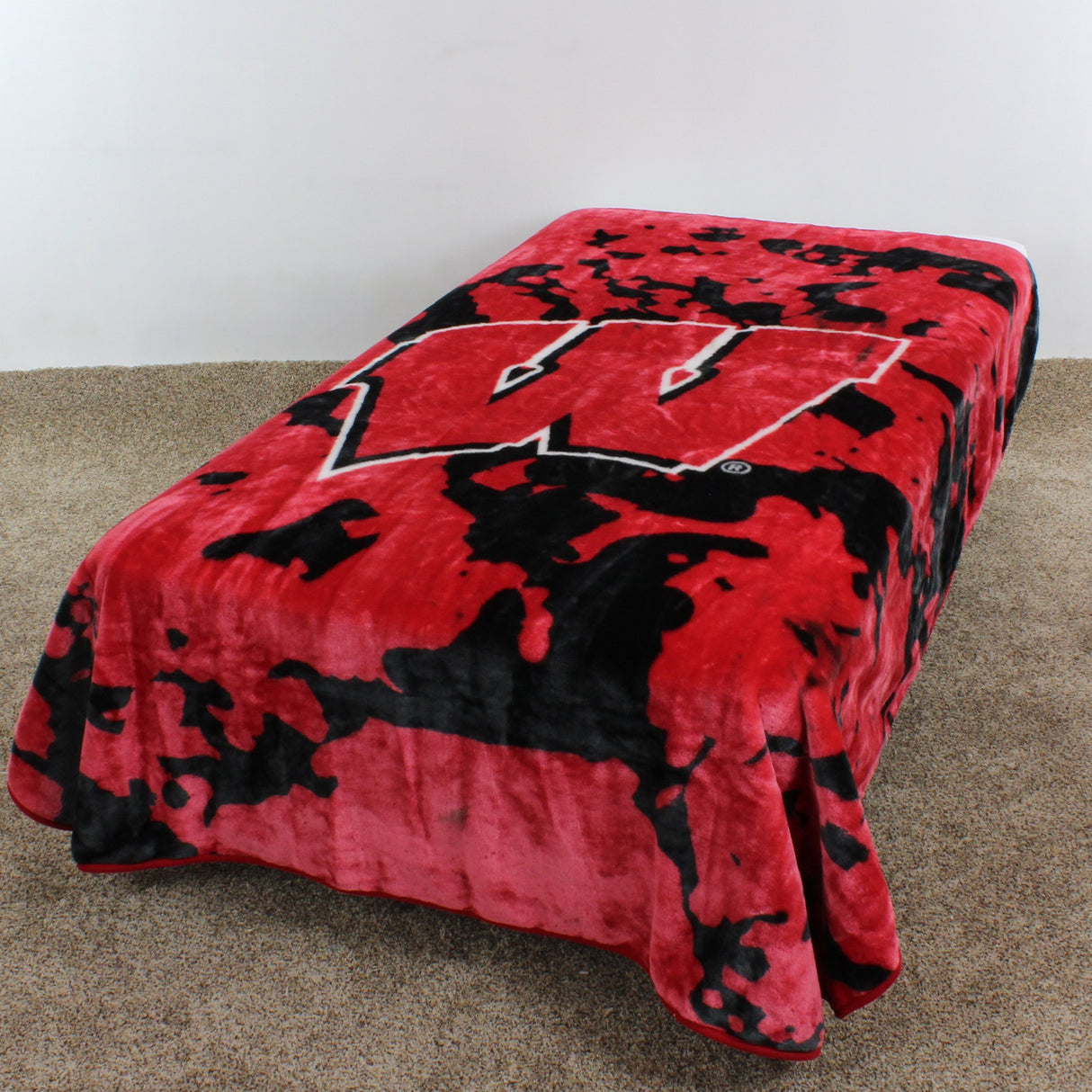 Wisconsin Badgers Plush Throw Blanket, Bedspread, 86" x 63"