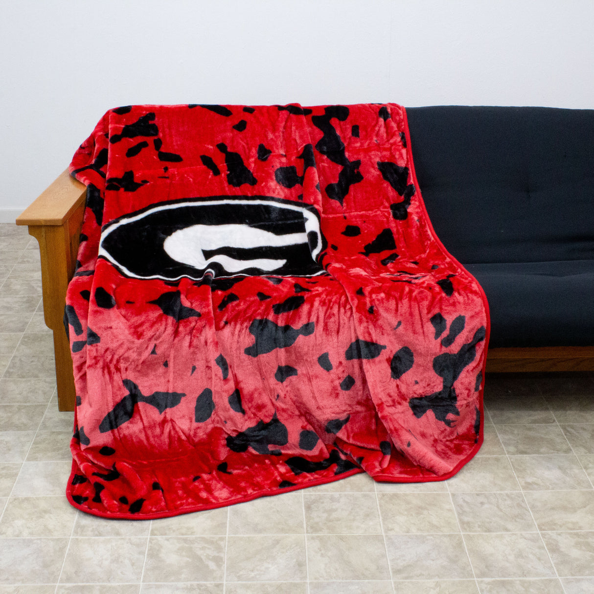 Georgia Bulldogs Plush Throw Blanket, Bedspread, 86" x 63"