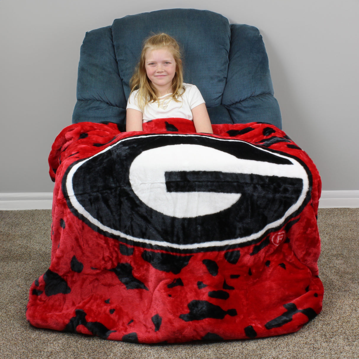 Georgia Bulldogs Plush Throw Blanket, Bedspread, 86" x 63"